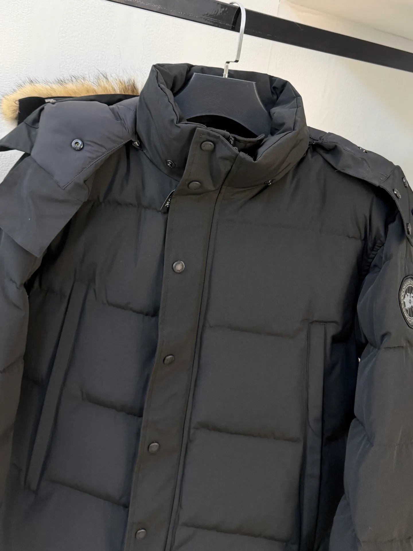 P880 CANADA.GOOSE】🇨🇦The top original New Expedition limited edition Parker short model Canada🦢 One of the most popular models of Goose brand in 2024 winter! No more worries about wearing different clothes on the street. Top original analysis. Analysis 1 (wolf hair): It is guaranteed that the fur collars received by all customers are grayer than the genuine ones. Each wolf hair is 43cm long and 16cm wide, all made from wild first-grade gray wolf skins in western Canada! Analysis 2 (Trademark): We use dyed embroidery thread to truly achieve 100% reproduction of the trademark, ensuring that the embroidery thread is exactly the same as ZP, with zero color difference and 100% reproduction of the map letters! (We can guarantee that no one in our industry is more attentive and professional than us!) Analysis 3 (fabric): The new expedition model is made of two fabrics, instead of the old expedition 21-count all-round fabric! The front piece is made of 18-count glue and the back piece (sleeves) is made of pongee fabric! While ensuring the 5-level cold protection index, it also ensures the comfort and fit of the upper body. The fabric is as comfortable as the old Expedition 5-level cold protection index. Analysis 4 (auxiliary materials): The original one-to-one molded landmine buckle/comma buckle/zipper embryo/four-button buckle/, washed label/dyed cuff thread/ The authentic product is not 100% flawless. The authentic product also has velvet running off, and most of the authentic wolf fur is mainly Eastern yellow wolf fur. (Because our wolf skins are all auctioned at the same auction house as the authentic products) There is an auction list to prove it. Note: In order to maximize profits during the production process, some businesses add toxic waste silk, 50% velvet, tactile velvet, etc. to clothes! But on the outside of the clothes, they use good fabrics and match them with good wolf fur. They say it is purchasing agent grade 90 white duck down, or even more exaggeratedly, it is white goose down, to fool the layman! (Please consult the official website. All authentic styles are made of white duck down) Sizes XS-XXL